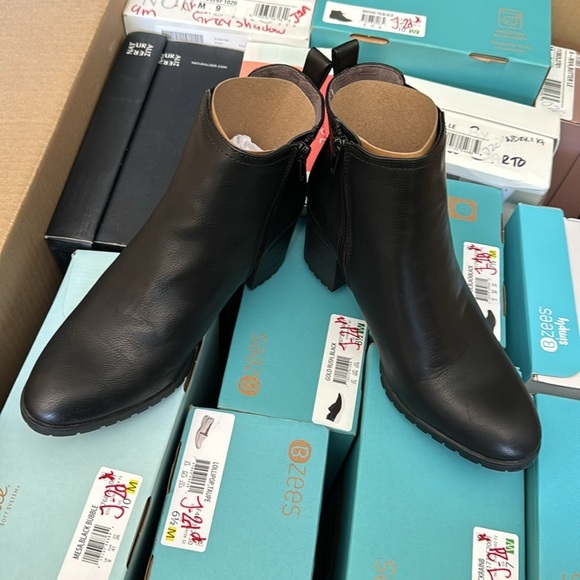 LifeStride Women's Mesa Chelsea Bootie - Picture 7 of 7